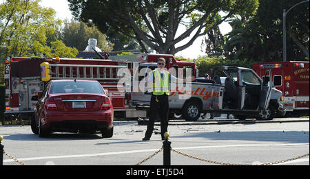 Un Hollywood tour bus va in crash con un rosso Mercedes di fronte al Beverly Hills Hotel su Sunset Boulevard con: Hollywood tour bus crash dove: Los Angeles, California, Stati Uniti quando: 26 Feb 2015 Credit: WENN.com Foto Stock