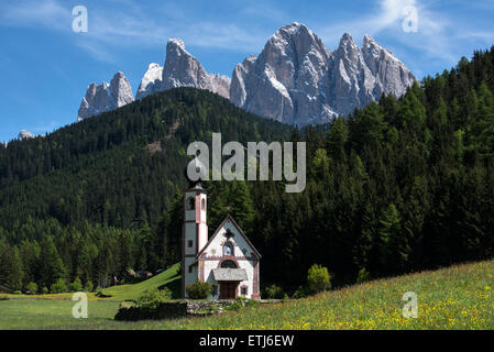 La molla vista sulla Basilica di San Giovanni in Ranui chiesa di montagna con Puez-Geisler Dolomiti dietro, Villnoss o Val di Funes, alto adige Foto Stock