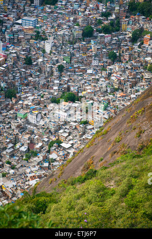 Vista di affollata brasiliano favela Rocinha baraccopoli dai due fratelli Montagna in Rio de Janeiro in Brasile Foto Stock