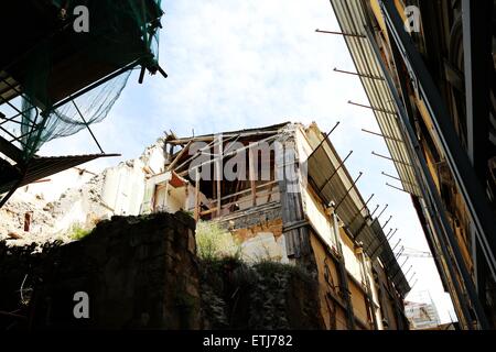 L'aquila. 12 Giugno, 2015. Gli edifici danneggiati sono visti in Italia centrale della vecchia città di L'Aquila, il 12 giugno 2015. Sei anni dopo un devastante terremoto ha ucciso 309 persone nel mese di aprile 2009, questo medie città medioevale di circa 70.000 residenti in Italia centrale era ancora lottando per recuperare pienamente, e sempre più a ripristinare il suo passato la bellezza e la sua identità con esso. © Luo Na/Xinhua/Alamy Live News Foto Stock