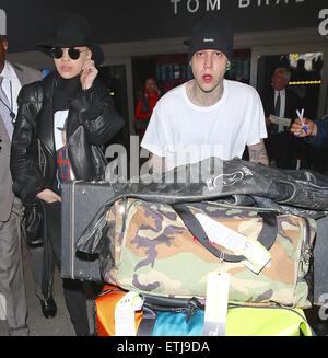 Rita Ora e Ricky Hil arrivano all'Aeroporto Internazionale di Los Angeles (LAX) dopo un viaggio a Londra con: Rita Ora, Ricky Hil dove: Los Angeles, California, Stati Uniti quando: 27 Feb 2015 Credit: WENN.com Foto Stock