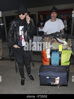 Rita Ora e Ricky Hil arrivano all'Aeroporto Internazionale di Los Angeles (LAX) dopo un viaggio a Londra con: Rita Ora, Ricky Hil dove: Los Angeles, California, Stati Uniti quando: 27 Feb 2015 Credit: WENN.com Foto Stock