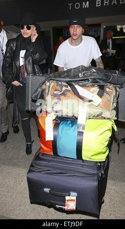 Rita Ora e Ricky Hil arrivano all'Aeroporto Internazionale di Los Angeles (LAX) dopo un viaggio a Londra con: Rita Ora, Ricky Hil dove: Los Angeles, California, Stati Uniti quando: 27 Feb 2015 Credit: WENN.com Foto Stock