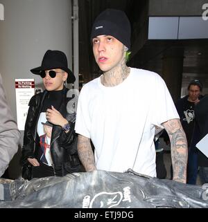 Rita Ora e Ricky Hil arrivano all'Aeroporto Internazionale di Los Angeles (LAX) dopo un viaggio a Londra con: Rita Ora, Ricky Hil dove: Los Angeles, California, Stati Uniti quando: 27 Feb 2015 Credit: WENN.com Foto Stock