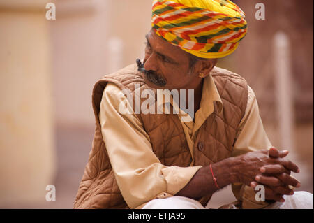 Museo steward in turbante di Rajasthani a Forte Mehrangarh, Jodhpur, Rajasthan, India Foto Stock