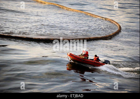 Pulire gli equipaggi ispezionare un incendio braccio prima di condurre le ustioni controllata di olio raccolte dalla superficie del Golfo del Messico a seguito della BP Deepwater Horizon oil spill disastro come gli sforzi per contenere e pulire i milioni di galloni di equipaggio continuare il 6 maggio 2010 nel Golfo del Messico. Foto Stock