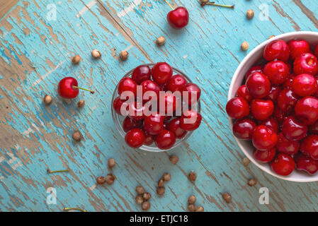 Ciliegio dolce nella ciotola sul tavolo rustico, mature fresche ciliege selvatiche frutto Foto Stock