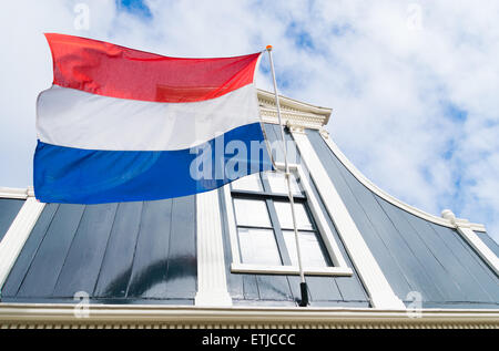 Bandiera olandese di fronte ad una autentica casa olandese facciata Foto Stock