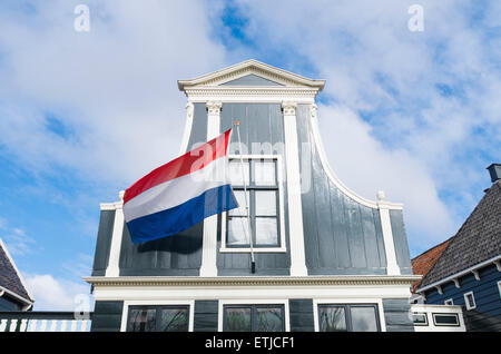 Bandiera olandese di fronte ad una autentica casa olandese facciata Foto Stock