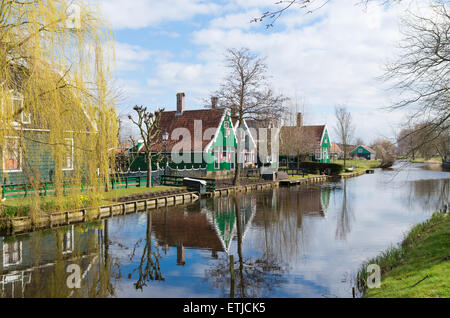 Autentica olandese case di legno nel famoso museo all aria aperta Zaanse Schans nei Paesi Bassi Foto Stock