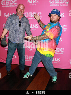 Austin 'Chumlee' Russell debutta al Ghostbar Dayclub all'interno di Palms Casino Resort dotato di: Rick Harrison, Austin 'Chumlee' Russell dove: Las Vegas, Nevada, Stati Uniti quando: 28 Feb 2015 Credit: DJDM/WENN.com Foto Stock