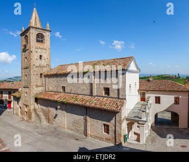 Abbandonata vecchia chiesa di pietra nella piccola città di Serralunga d'Alba in Piemonte, Italia settentrionale. Foto Stock