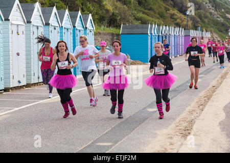 Bournemouth, Regno Unito. 14 Giugno, 2015. Centinaia di donne abbigliate in rosa prendere parte a 10k o 5k gara per gara di vita lungo il fronte mare di Bournemouth per sollevare i fondi vitali per il Cancer Research UK. Credito: Carolyn Jenkins/Alamy Live News Foto Stock