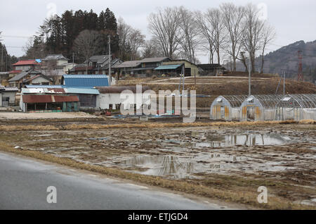 (150614) -- Tokyo, 14 giugno 2015 (Xinhua) -- In questo file foto scattata il 7 marzo, 2015, abbandonati i campi e le case sono visibili nella città di Iitate, Fukushima Prefettura, Giappone. La ricostruzione delle regioni del nord-est del Giappone, che erano state colpite quattro anni fa da un devastante terremoto e conseguente tsunami, rimane lento. (Xinhua/Liu Tian) (ZW) Foto Stock
