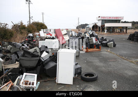 (150614) -- Tokyo, 14 giugno 2015 (Xinhua) -- In questo file foto scattata il 7 marzo, 2015, case abbandonate e i rifiuti vengono visti in Futaba del distretto di Fukushima Prefettura, Giappone. La ricostruzione delle regioni del nord-est del Giappone, che erano state colpite quattro anni fa da un devastante terremoto e conseguente tsunami, rimane lento. (Xinhua/Liu Tian) (ZW) Foto Stock