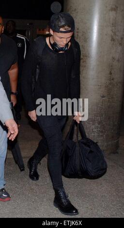 Australian pop rock band 5 secondi di estate' arrivano all'Aeroporto Internazionale di Los Angeles (LAX) da Tokyo con: Ashton Irwin dove: Los Angeles, California, Stati Uniti quando: 02 Mar 2015: credito denaro$caldo/WENN.com Foto Stock