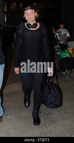 Australian pop rock band 5 secondi di estate' arrivano all'Aeroporto Internazionale di Los Angeles (LAX) da Tokyo con: Ashton Irwin dove: Los Angeles, California, Stati Uniti quando: 02 Mar 2015: credito denaro$caldo/WENN.com Foto Stock