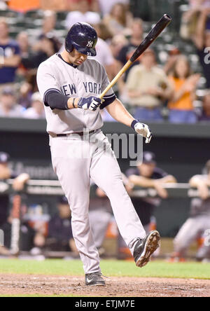 New York Yankees primo baseman Garrett Jones (33) calci la terra dopo che la formazione di incrostazioni off un passo nel nono inning contro i Baltimore Orioles a Rigogolo Park a Camden Yards a Baltimora, MD il Venerdì, 12 giugno 2015. Gli Orioles ha vinto il gioco 11-3. Credito: Ron Sachs/CNP (restrizione: NO New York o New Jersey o giornali quotidiani nel raggio di 75 miglia da New York City) Foto Stock