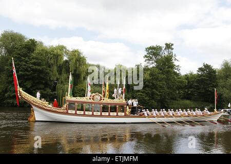 Windsor, Berkshire, Regno Unito. 14 Giugno, 2015. Una flottiglia di barche capeggiata da Vincenzo vele giù il fiume Tamigi a Windsor. Il relè commemora l'ottocentesimo anniversario della firma della Magna Carta a Runnymede da Re Giovanni nel 1215 Credit: Ed Brown/Alamy Live News Foto Stock