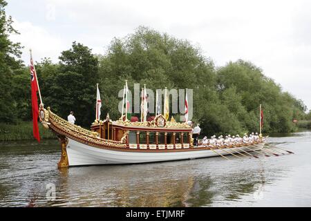 Windsor, Berkshire, Regno Unito. 14 Giugno, 2015. Una flottiglia di barche capeggiata da Vincenzo vele giù il fiume Tamigi a Windsor. Il relè commemora l'ottocentesimo anniversario della firma della Magna Carta a Runnymede da Re Giovanni nel 1215 Credit: Ed Brown/Alamy Live News Foto Stock