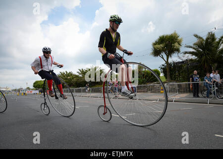 I concorrenti prendono parte alla Penny Farthing campionato bike race durante la Eastbourne Cycling Festival in Eastbourne, East Sussex, Inghilterra. Foto Stock
