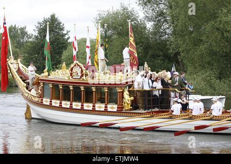 Windsor, Berkshire, Regno Unito. 14 Giugno, 2015. Una flottiglia di barche capeggiata da Vincenzo vele giù il fiume Tamigi a Windsor. Il relè commemora l'ottocentesimo anniversario della firma della Magna Carta a Runnymede da Re Giovanni nel 1215 Credit: Ed Brown/Alamy Live News Foto Stock