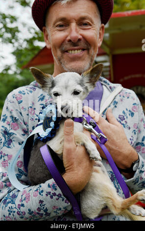 Brighton, Regno Unito. 14 Giugno, 2015. Zoro un 17enne Chihuahua è arrivato secondo nella classe veterani con il proprietario Richard Walker presso la corteccia annuale nel Parco Dog Show tenutosi al Queens Park in Brighton Foto Stock
