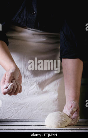 Le mani delle donne rendendo la pasta per pizza. Vedere serie Foto Stock