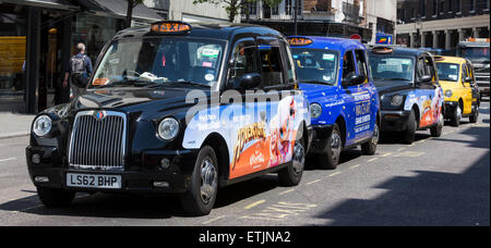 Taxi neri in attesa in una stazione di sosta dei taxi di Russell Street, Covent Garden di Londra, Inghilterra, Regno Unito Foto Stock