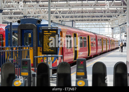 Un treno South West sulla piattaforma della stazione di Waterloo, London, England, Regno Unito Foto Stock