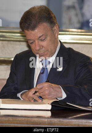 La Colombia è il presidente Juan Manuel Santos Arrivando a Madrid municipio della città per ricevere le chiavi d'oro della città dal sindaco di Madrid con: Juan Manuel Santos dove: Madrid, Spagna Quando: 03 Mar 2015 Credit: Oscar Gonzalez/WENN.com Foto Stock