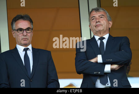 Faro, Portogallo. Xiii Giugno, 2015. Wolfgang Niersbach (R), Presidente della squadra di calcio tedesca DFB Associazione e Segretario Generale Helmut Sandrock Guarda la UEFA EURO 2016 qualifica del gruppo D partita di calcio Gibilterra vs. Germania nello Stadio Algarve Faro, Portogallo, 13 giugno 2015. Foto: Arne Dedert/dpa/Alamy Live News Foto Stock