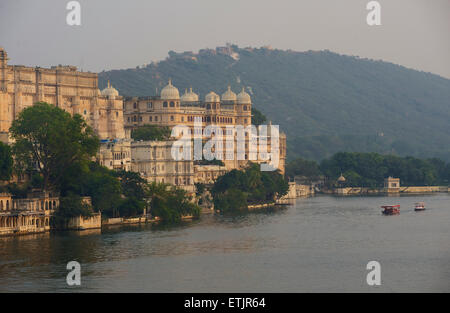 Il Cty Palace domina lo skyline. Lago Pichola, Udaipur, Rajasthan, India Foto Stock