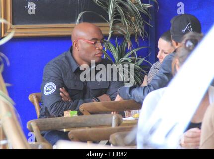 Ex UFC middleweight champion Anderson 'Il Ragno' Silva ha il pranzo con gli amici a Hollywood con: Anderson Silva dove: Los Angeles, California, Stati Uniti quando: 03 Mar 2015 Credit: WENN.com Foto Stock