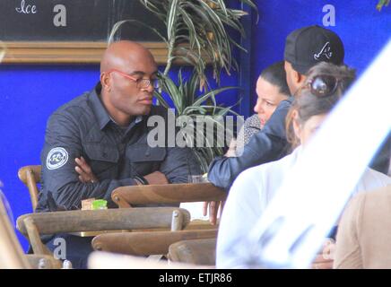 Ex UFC middleweight champion Anderson 'Il Ragno' Silva ha il pranzo con gli amici a Hollywood con: Anderson Silva dove: Los Angeles, California, Stati Uniti quando: 03 Mar 2015 Credit: WENN.com Foto Stock