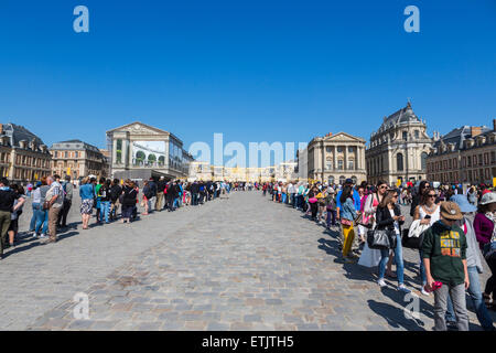 Coda presso il Palazzo di Versailles, Parigi, Francia in coda per l'ingannevole " Accesso No-Queue' ingresso per pre-biglietti prenotati Foto Stock