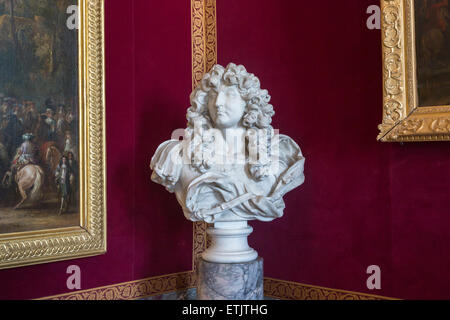 Xvii secolo statua in marmo di Luigi XIV, il Re Sole, nel Palazzo di Versailles (castello), Parigi, Francia Foto Stock