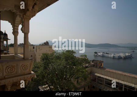 Vista dal Palazzo di Città del Lago Palace precedentemente noto come Jag Niwas sul lago Pichola, Udaipur, Rajasthan, India Foto Stock