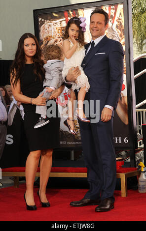 Vince Vaughn Handprints e impronte cerimonia con: Vince Vaughn, Kyla Weber, Lochlyn Kyla Vaughn, Vernon Lindsay Vaughn dove: Hollywood, California, Stati Uniti quando: 04 Mar 2015 Credit: FayesVision/WENN.com Foto Stock