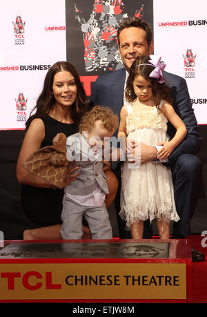 Vince Vaughn Handprints e impronte cerimonia con: Vince Vaughn, Kyla Weber, Lochlyn Kyla Vaughn, Vernon Lindsay Vaughn dove: Hollywood, California, Stati Uniti quando: 04 Mar 2015 Credit: FayesVision/WENN.com Foto Stock