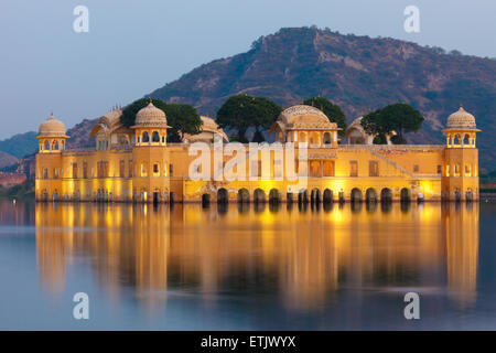 Jal Mahal Palace al crepuscolo, Jaipur, India Foto Stock