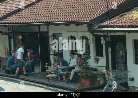 La gente in un bar nel quartiere Bascarsija a Sarajevo Foto Stock