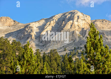 Trekking vicino a picchi di montagna di Olympus ridge in Grecia Foto Stock