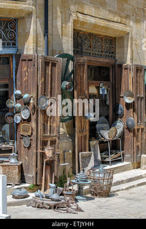 Negozio di antiquariato nella parte turca di Nicosia, Cipro del Nord Foto Stock