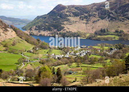 Vista del lago Ullswater e Glenridding village, Lake District, Cumbria, England, Regno Unito Foto Stock