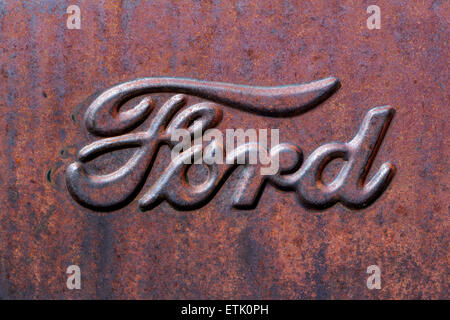 Close-up dettaglio di una goffratura Ford logo sul lato di un carrello abbandonato negli Stati Uniti occidentali. Foto Stock