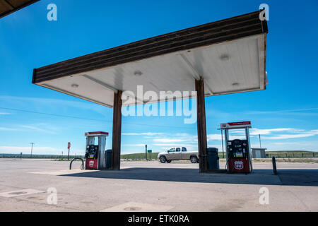 Stazione di gas nel mezzo del nulla nella parte occidentale degli Stati Uniti Foto Stock