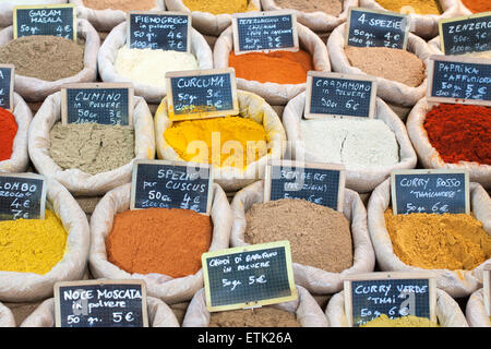 Colorate spezie orientali per la vendita in sacchi Foto Stock