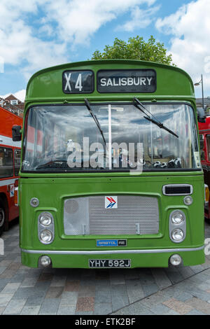 Salisbury, Regno Unito. 14 Giugno, 2015. Wilts & Dorset centenario evento ha avuto luogo a Salisbury, Piazza del Mercato. Ci sono stati 70 autobus frequentando il giorno 50 dei quali saranno operanti sulle rotte in ed intorno a Salisbury che si può correre su per libero! Gli altri erano sul display per voi a vedere nella piazza del mercato. Credito: Paul Chambers/Alamy Live News Foto Stock