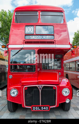 Salisbury, Regno Unito. 14 Giugno, 2015. Wilts & Dorset centenario evento ha avuto luogo a Salisbury, Piazza del Mercato. Ci sono stati 70 autobus frequentando il giorno 50 dei quali saranno operanti sulle rotte in ed intorno a Salisbury che si può correre su per libero! Gli altri erano sul display per voi a vedere nella piazza del mercato. Credito: Paul Chambers/Alamy Live News Foto Stock